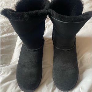 Ugg women’s classic cuff short black boots